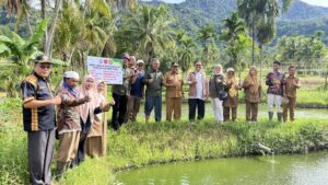 kunjungan ke lokasi kolam pembibitan ikan nila BUMNag Lumbung Pintar Duo Koto